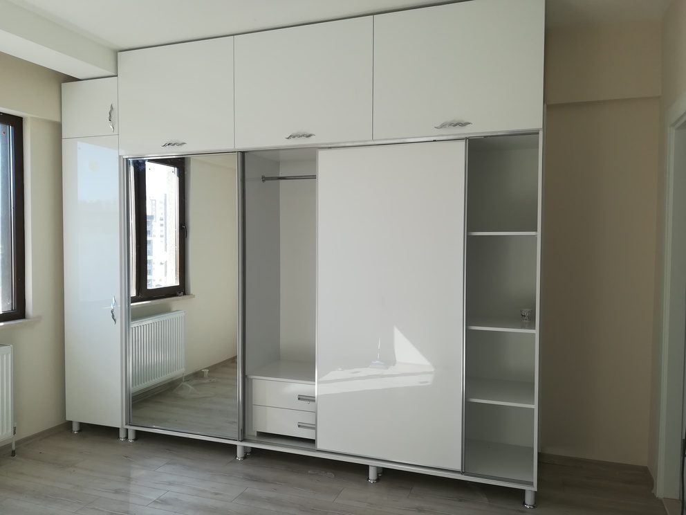 Aynalı Sürgülü Kapaklı Beyaz Gardırop