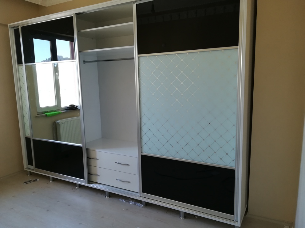 Siyah Ayna Detaylı Gardırop